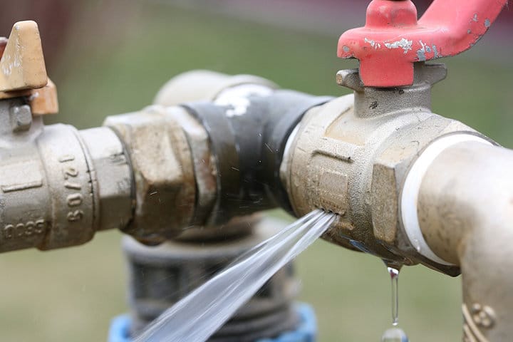 How Much Does A Plumber Charge To Fix A Leak