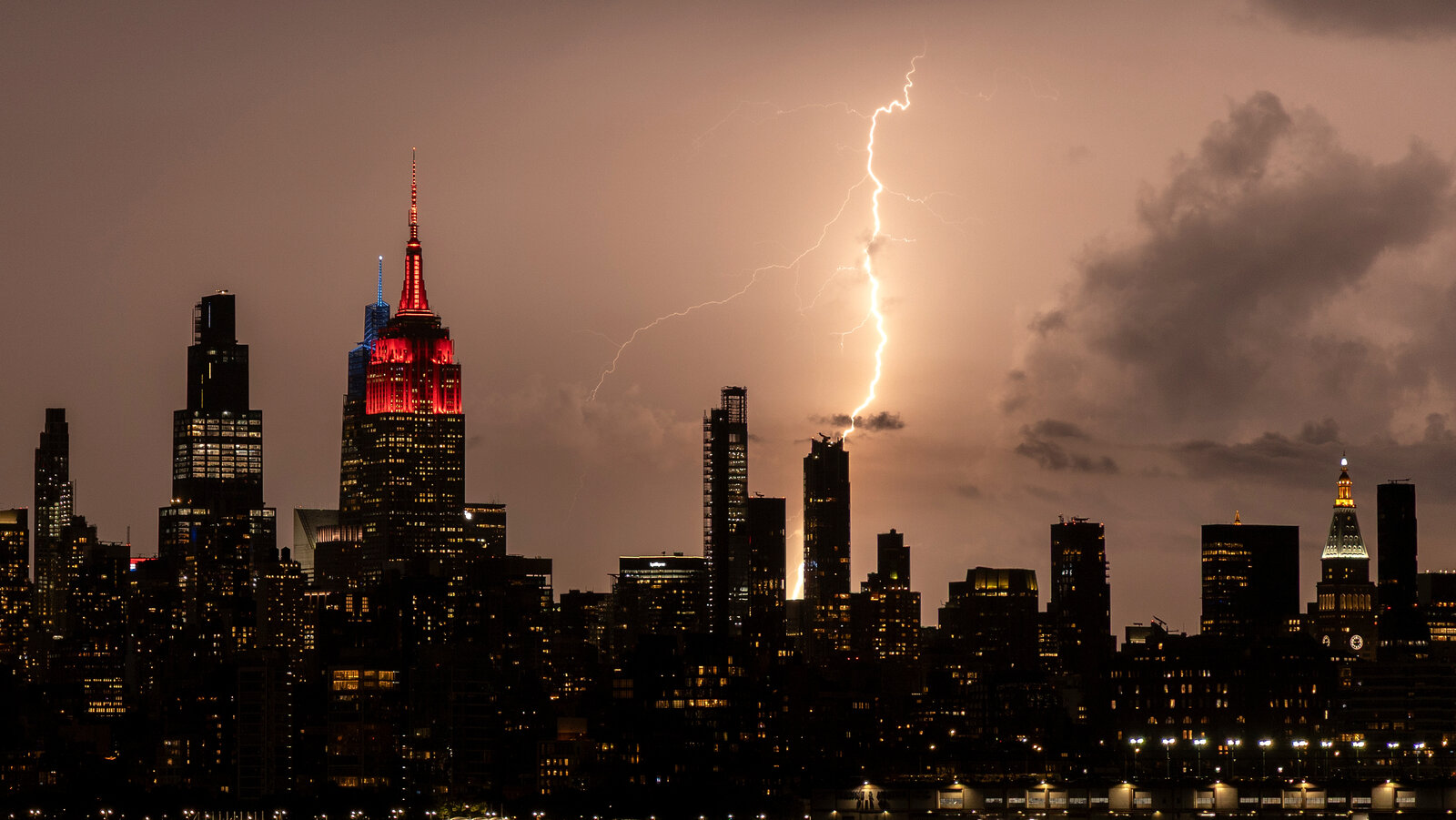 Can Plastic Plumbing Be a Conductor in a Lightning Storm?