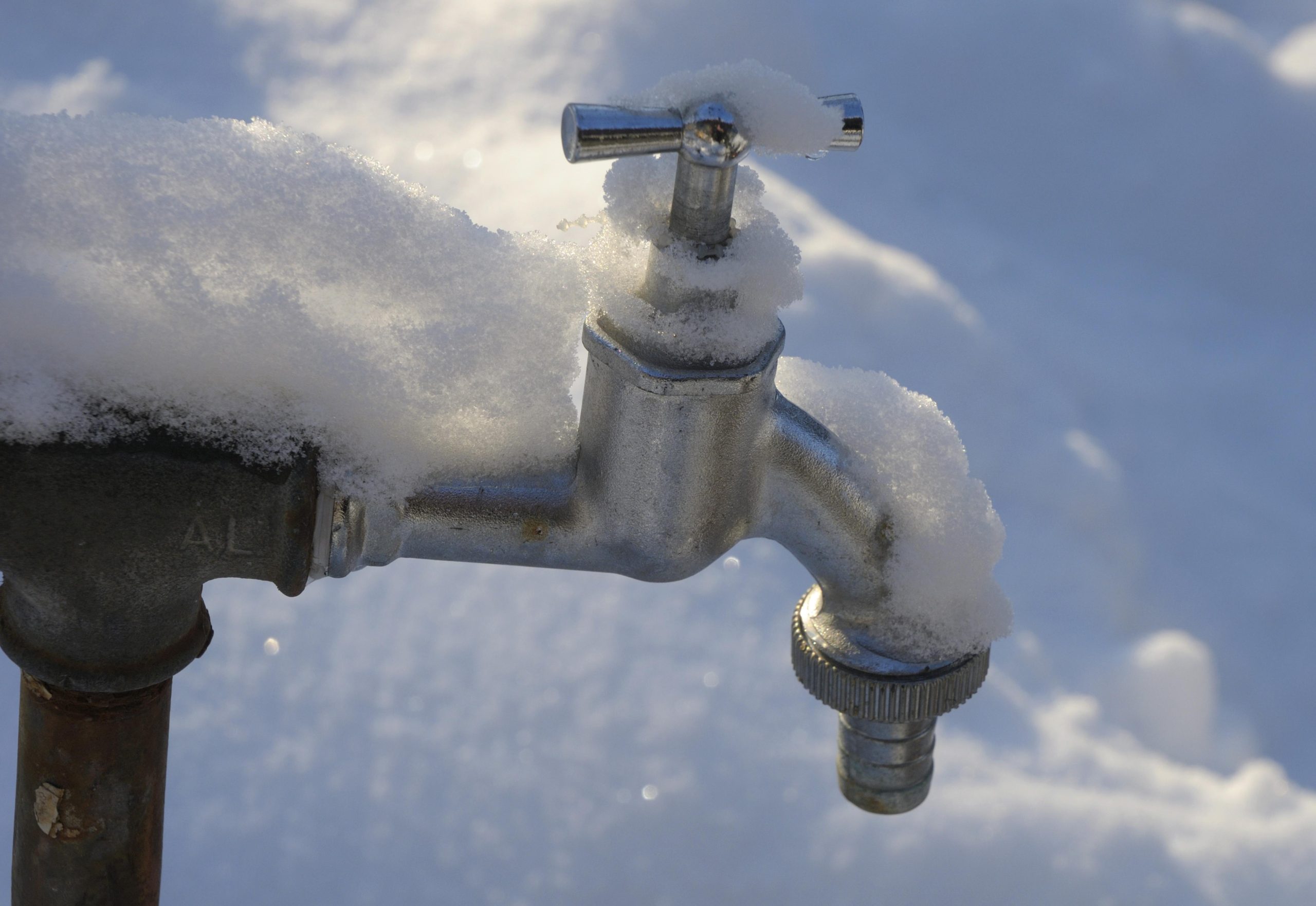 How Does a Plumber Fix a Frozen Pipe?