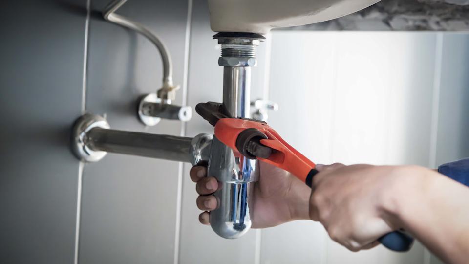 How Much Does a Plumber Cost for Leaking Pipes in a Mobile Home?