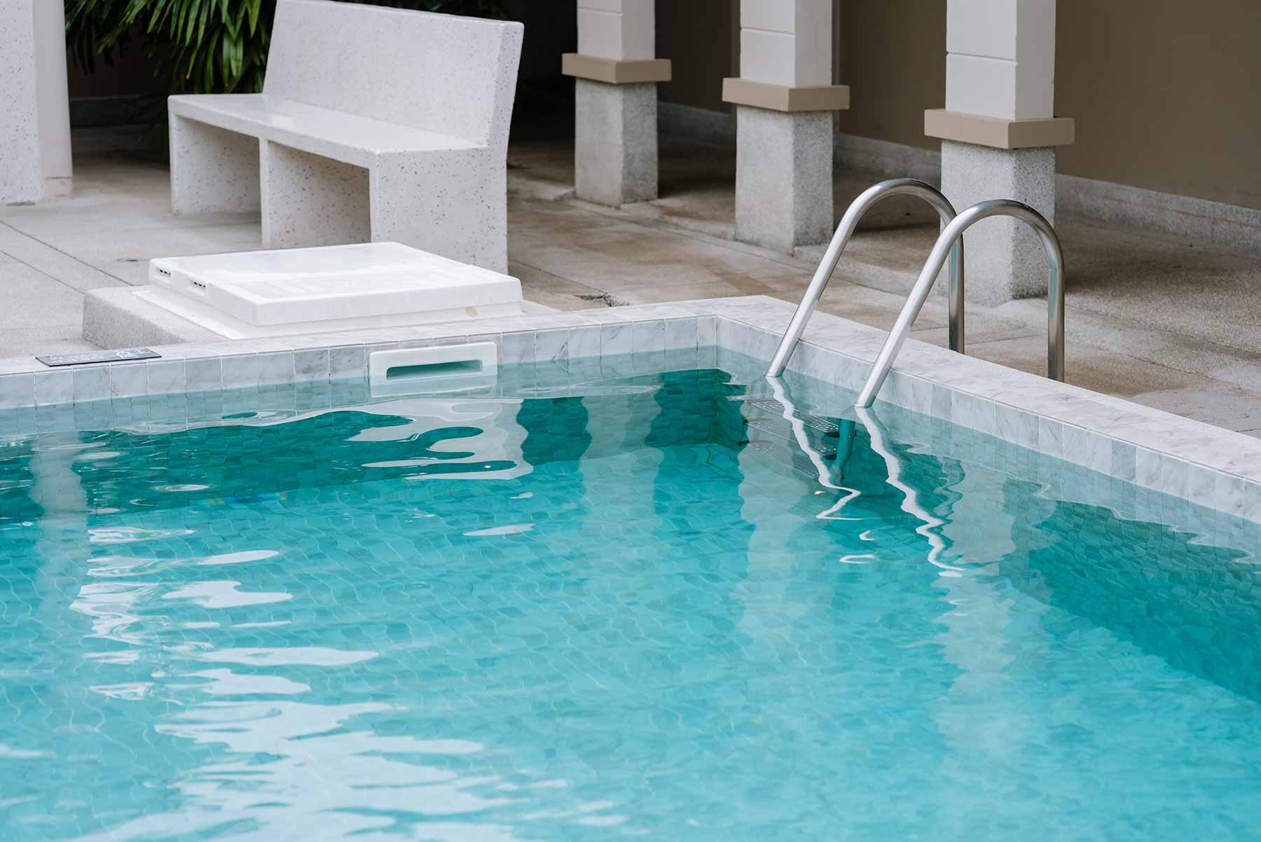 How to Find Air Leaks in My Swimming Pool Plumbing