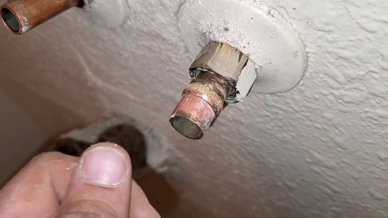 How to Remove a Compression Fitting From a Plumbing Pipe