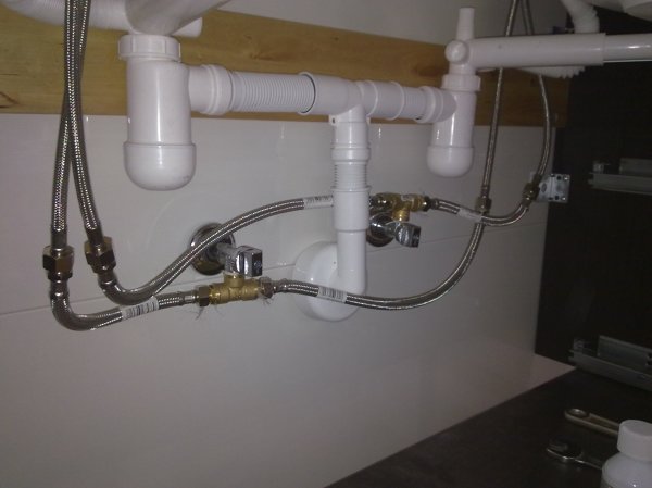 Arrives To Connect Sink Plumbing: Spanish Guide