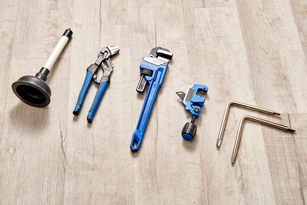 Special Plumbing Tools For Braking Pipe Connections In Tight Areas
