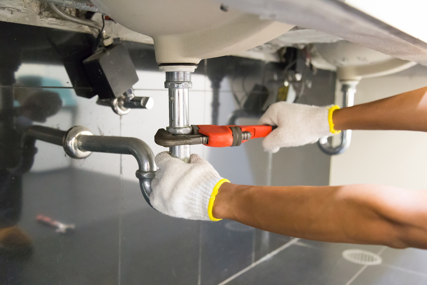 Commercial Landlord Plumbing Duties: Who Fixes It?