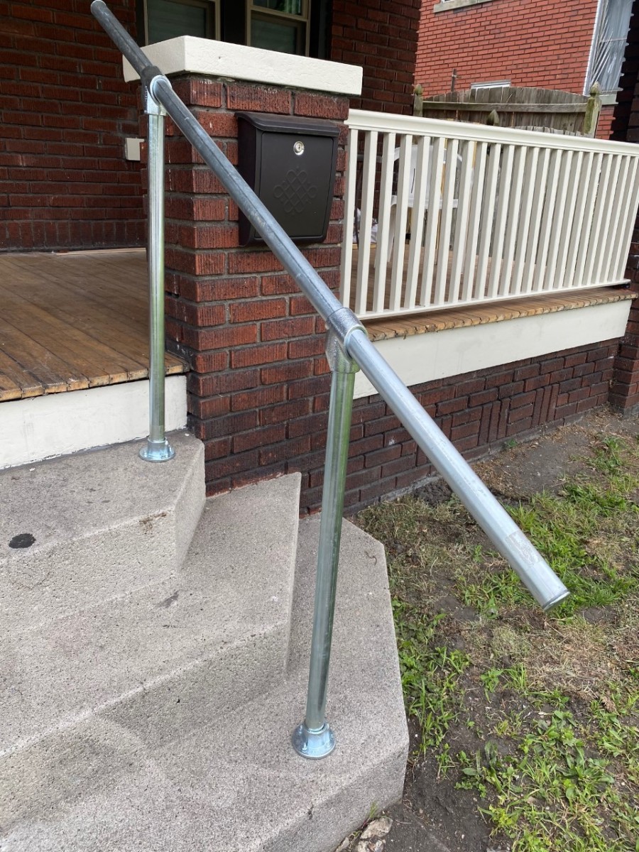 Build Quick Steel Handrails With Plumbing Pipes