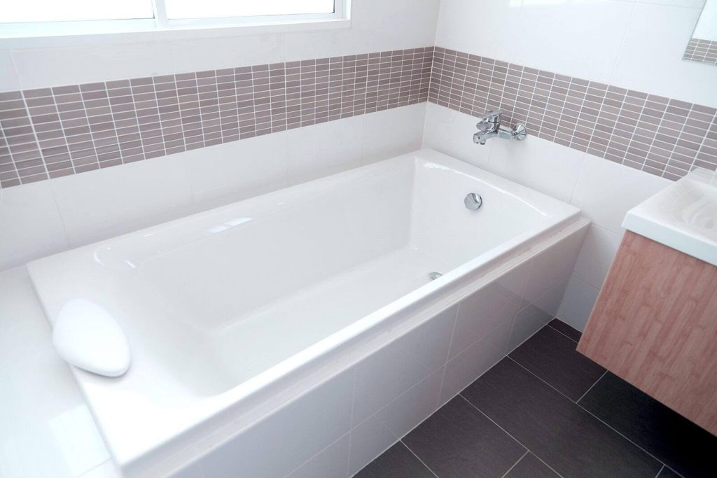 How To Remove Standing Tub Water Without A Plumber