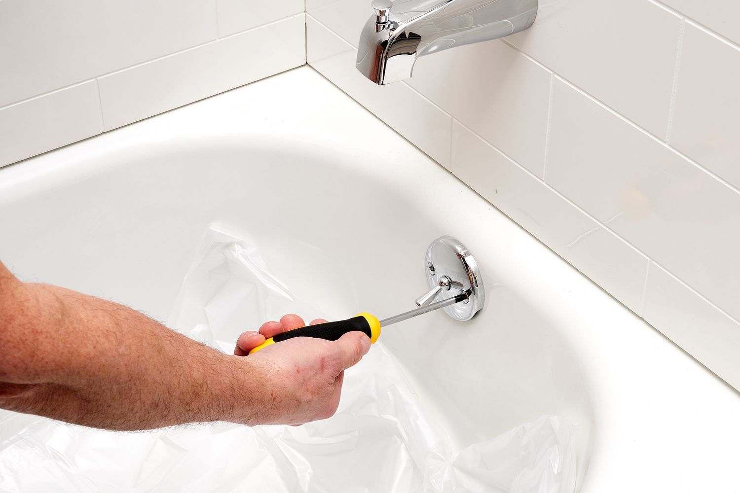 How To Use A Plumbing Snake In A Bathtub: Easy Guide