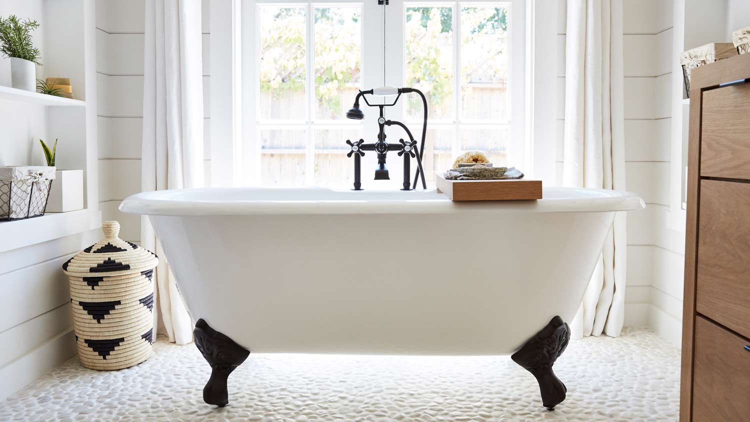 Must The Plumbing Be Exposed On A Clawfoot Tub? Your Complete Guide