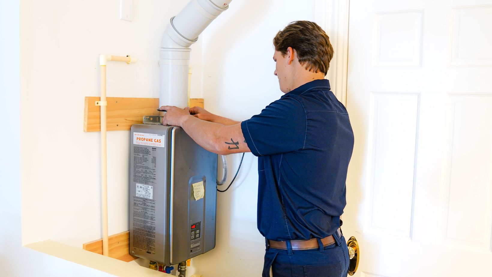 Hire Expert Plumbing Contractors To Install A Tankless Hot Water Heater