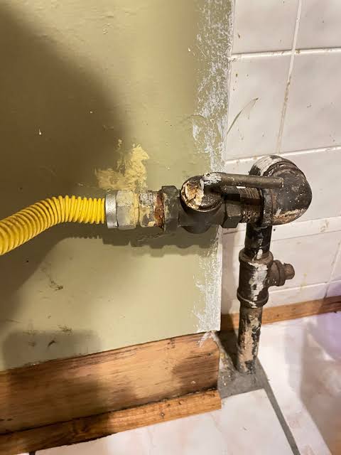 Gas Line Yellow Coating Damaged? Leak Risks & Fixes