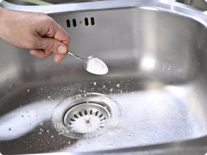 Don’t Mix Baking Soda, Vinegar & Liquid Plumber