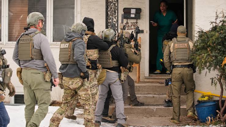 Cops Shut Off Somes Plumbing Before They Raid